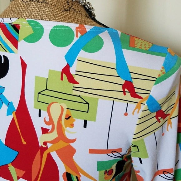 Chic women shopping graphic print top mid length sleeves Small EUC - Picture 3 of 7